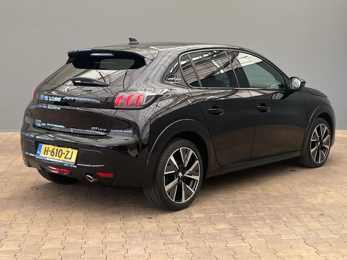 Peugeot 208 1.2 PureTech GT-Line | Achteruitrijcamera | Airco Zwart - 2