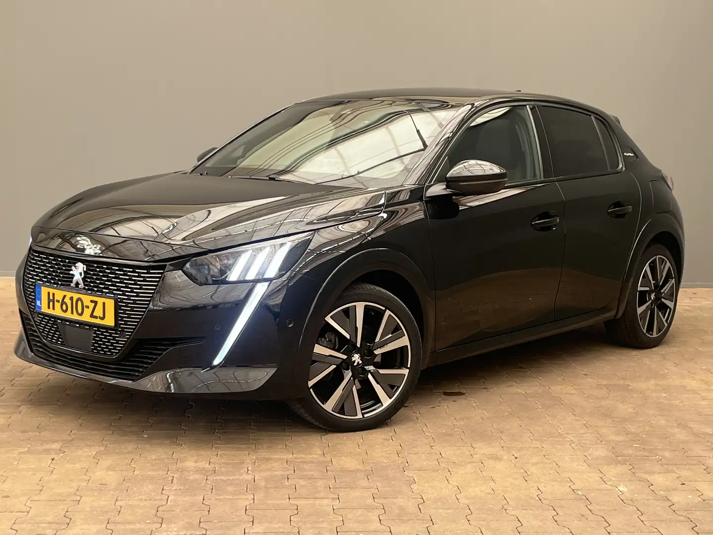 Peugeot 208 1.2 PureTech GT-Line | Achteruitrijcamera | Airco Zwart - 1