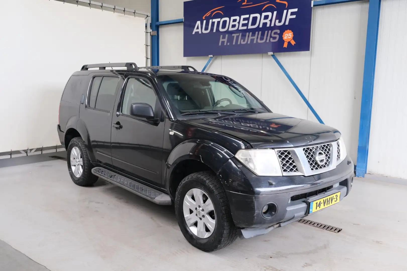 Nissan Pathfinder 2.5 SE Comfort  Geen APK ! Zwart - 1
