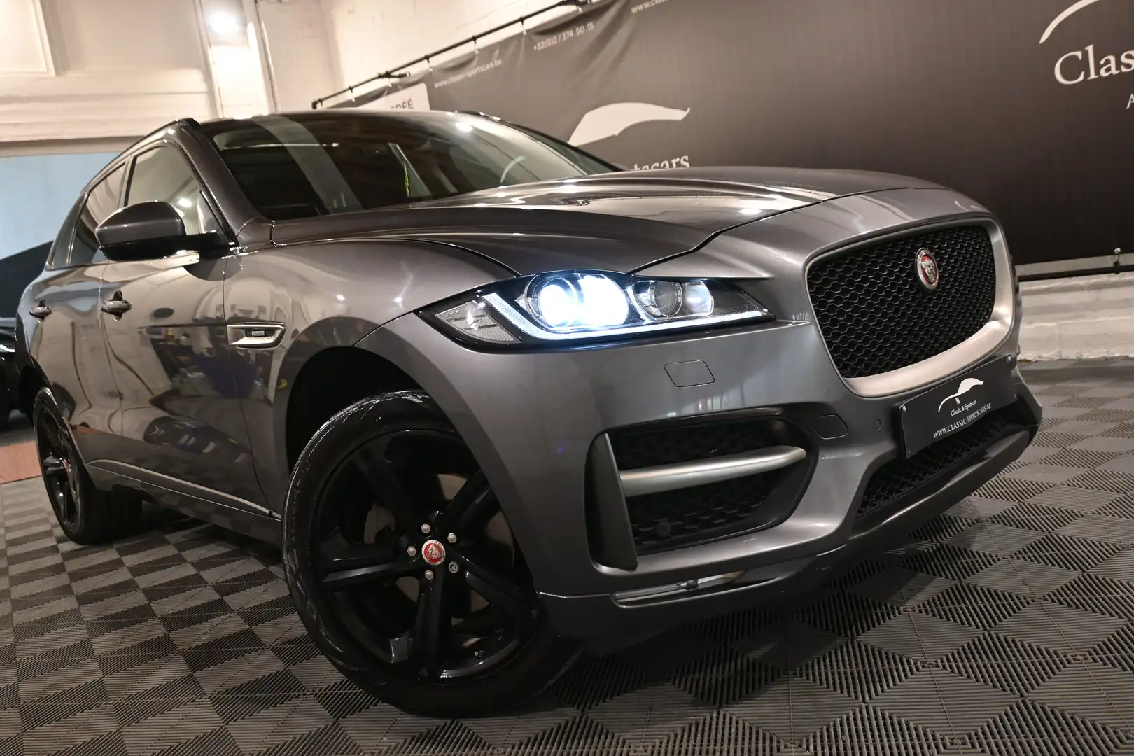 Jaguar F-Pace 2.0 D AWD R-SPORT / PANO / CAMERA / FULL !! Grijs - 2