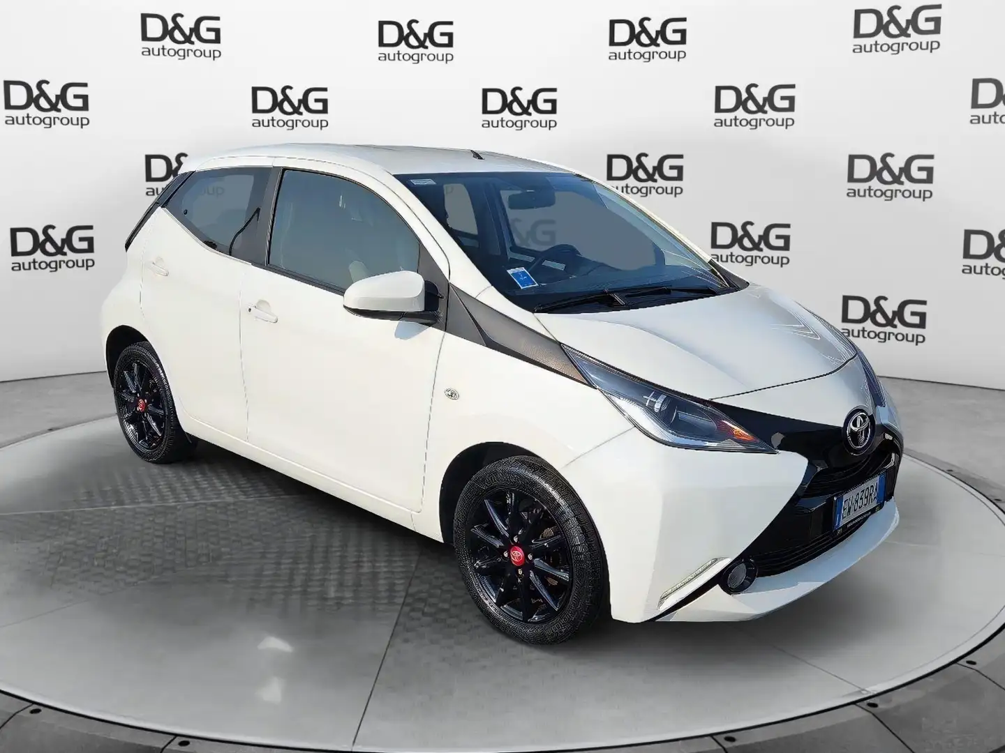 Toyota Aygo 1.0 VVT-i 69 CV 5 porte x-play Bianco - 1