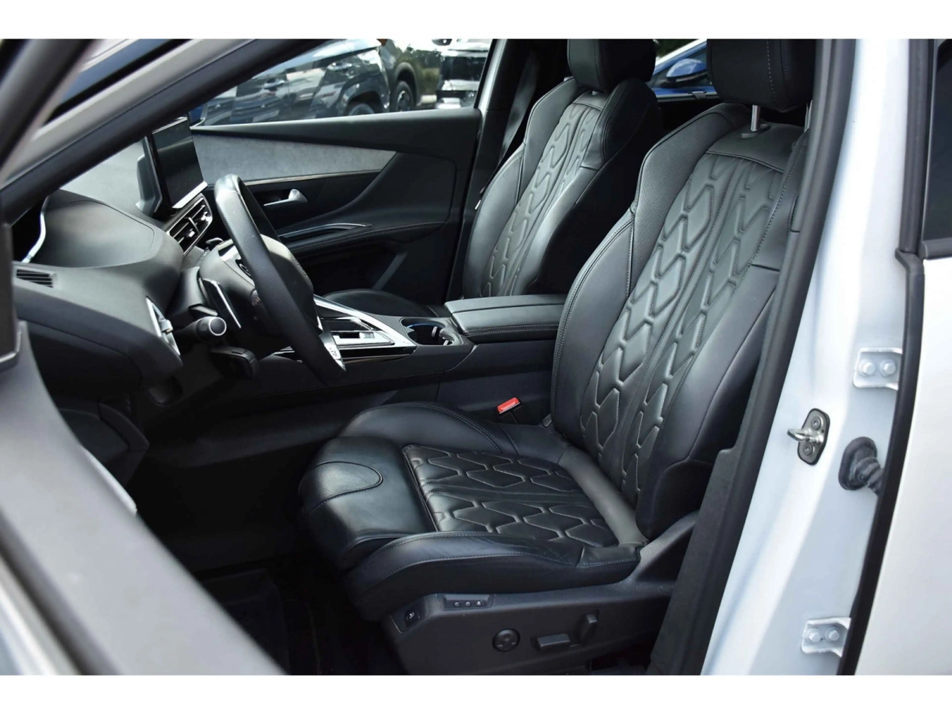 Peugeot 5008 1.5 BlueHDI GT EAT8 PANO CUIR FOCAL ACC CAM360 — photo 6