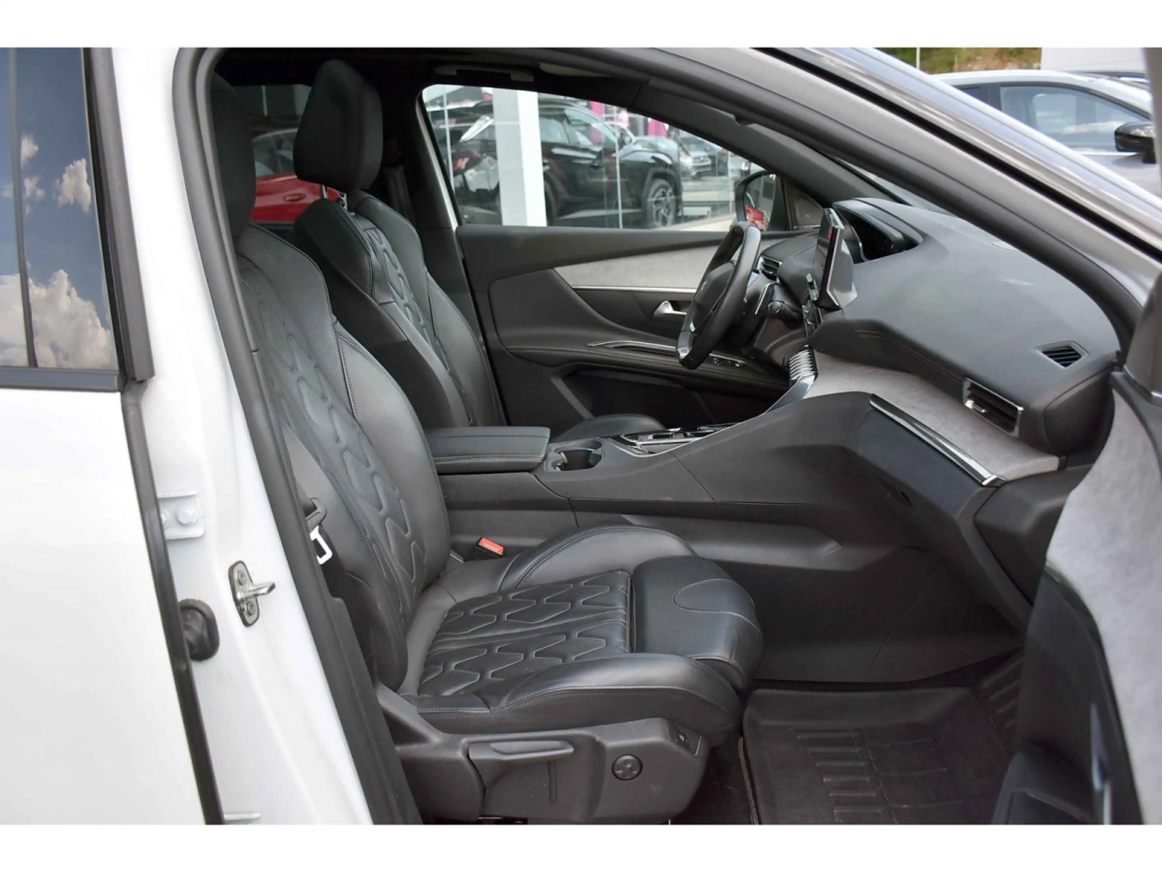 Peugeot 5008 1.5 BlueHDI GT EAT8 PANO CUIR FOCAL ACC CAM360 — photo 7