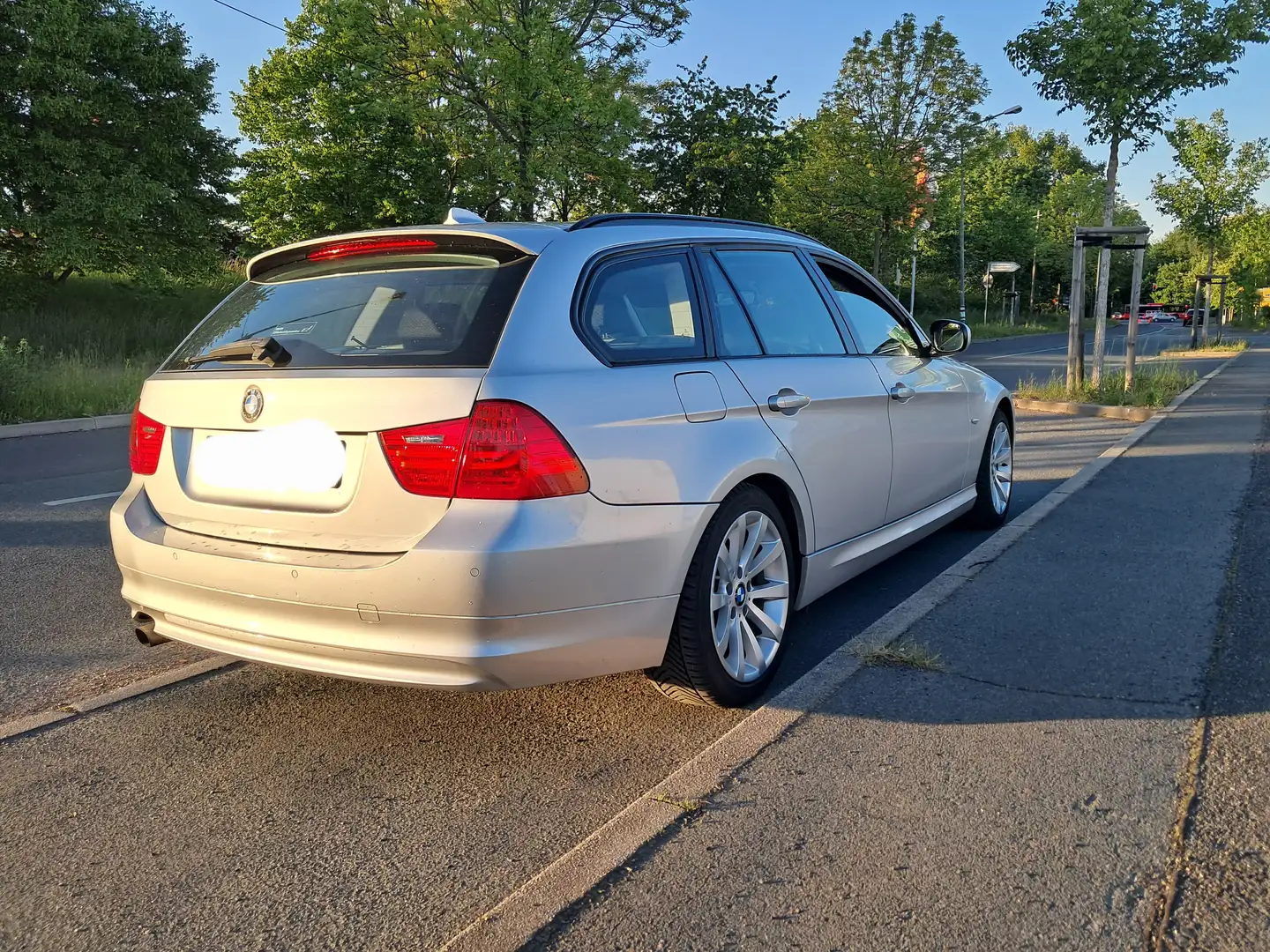 BMW 318 318d DPF Touring Aut. Stříbrná - 2