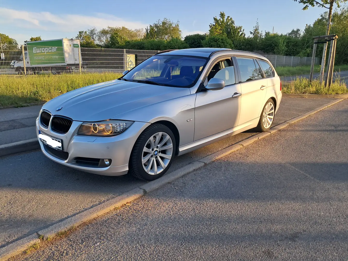 BMW 318 318d DPF Touring Aut. Stříbrná - 1