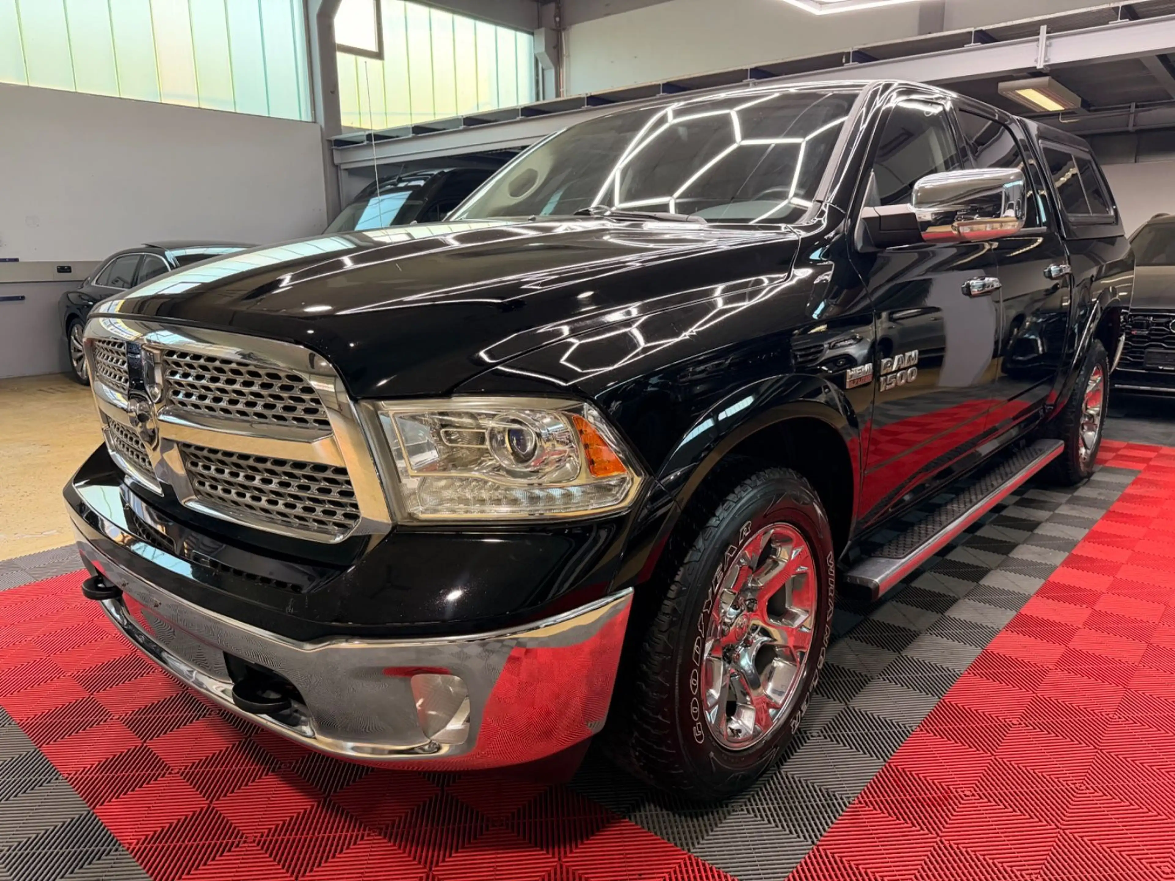 Dodge RAM 1500 5.7 HEMI Laramie 4X4 Hardtop Crew Cab — photo 4