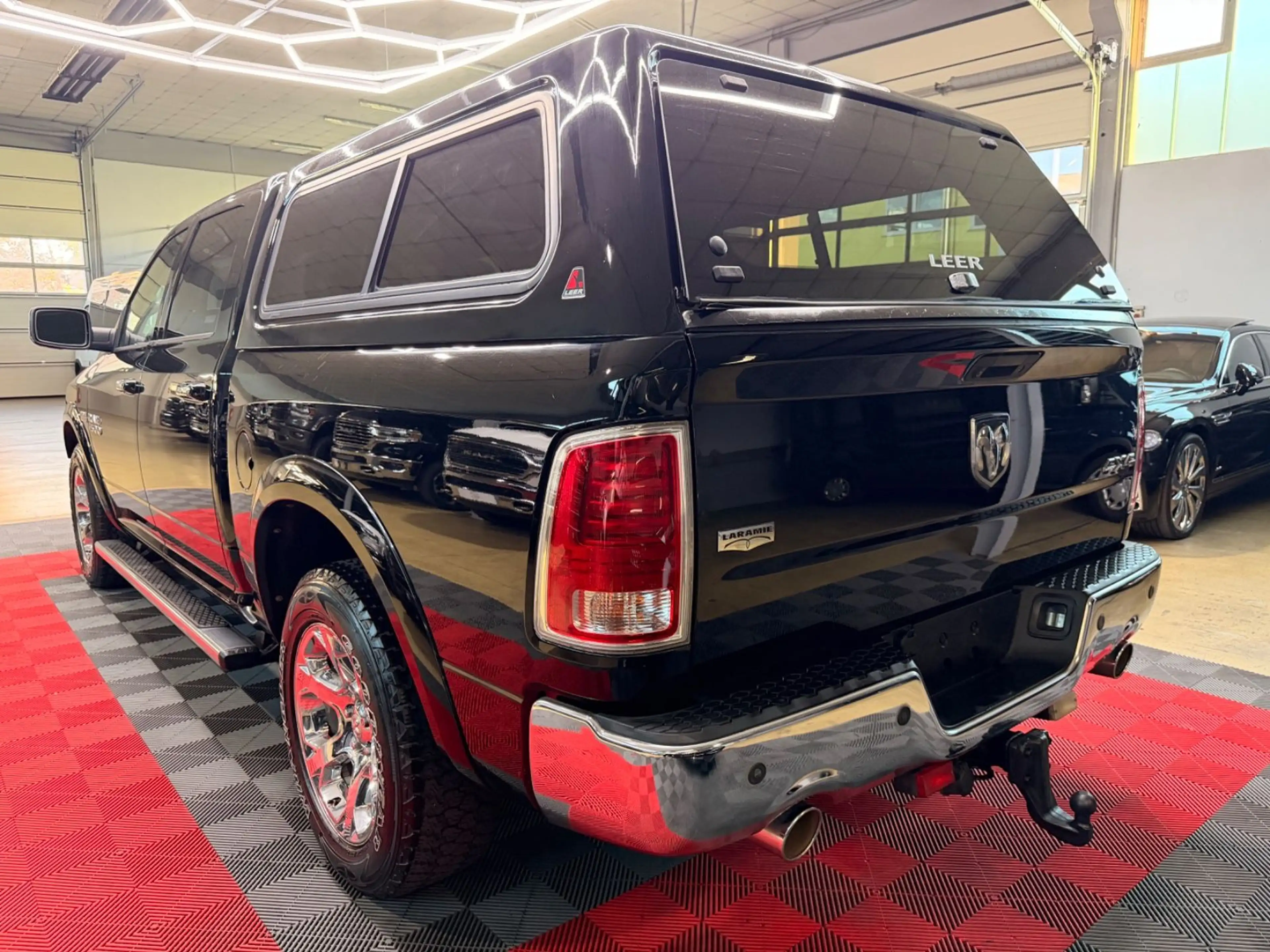 Dodge RAM 1500 5.7 HEMI Laramie 4X4 Hardtop Crew Cab — photo 6