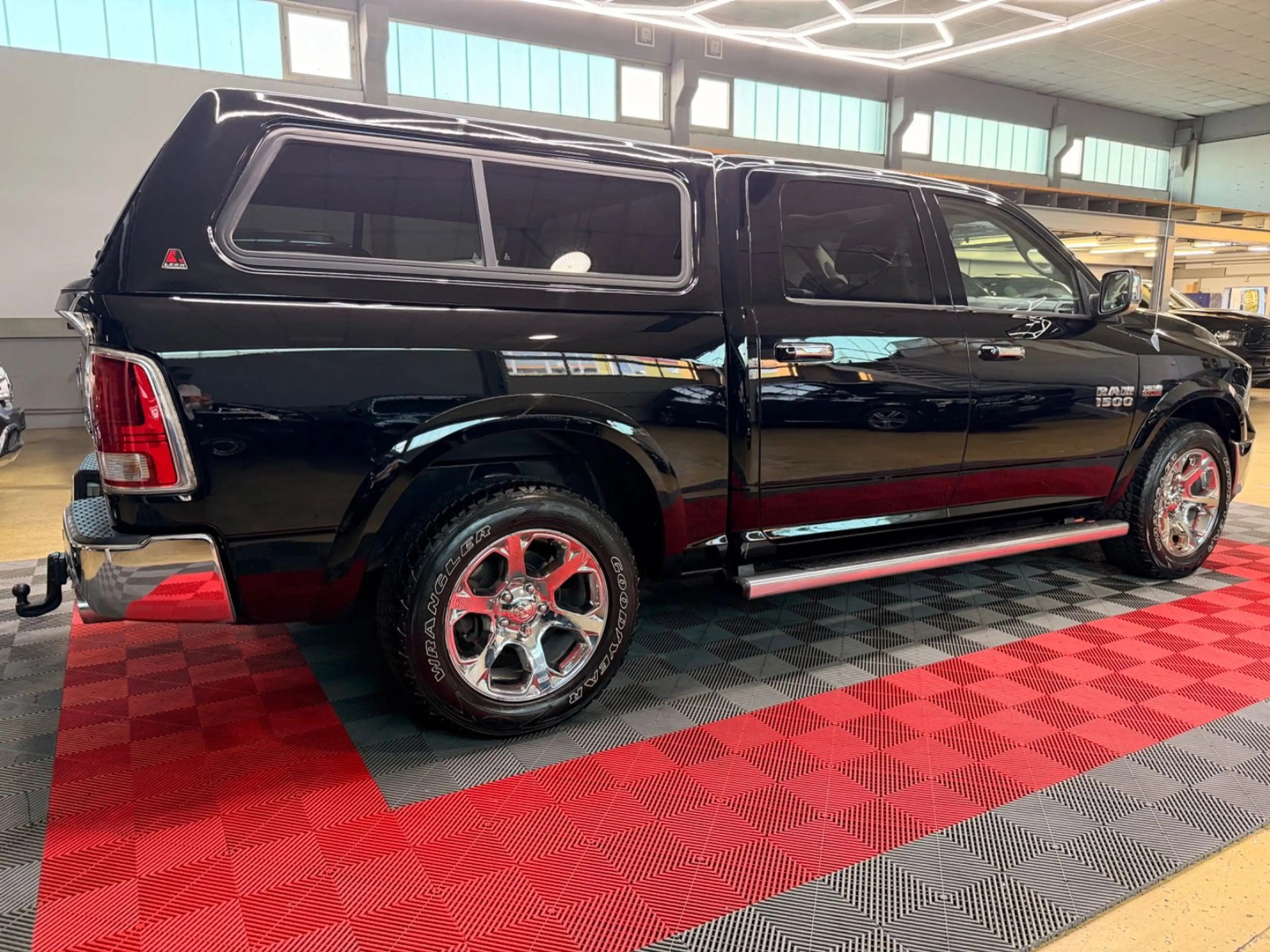 Dodge RAM 1500 5.7 HEMI Laramie 4X4 Hardtop Crew Cab — photo 14