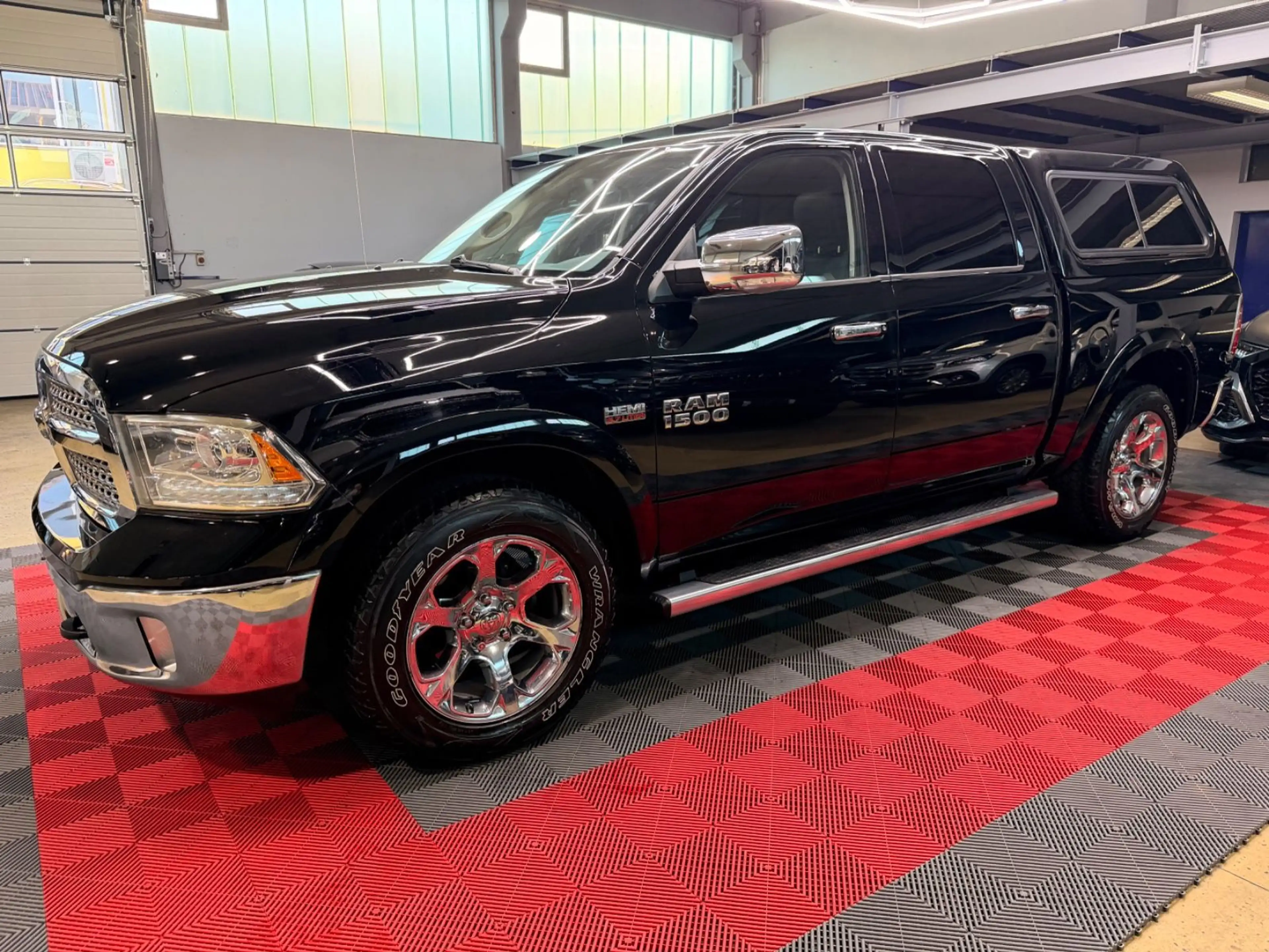 Dodge RAM 1500 5.7 HEMI Laramie 4X4 Hardtop Crew Cab — photo 3