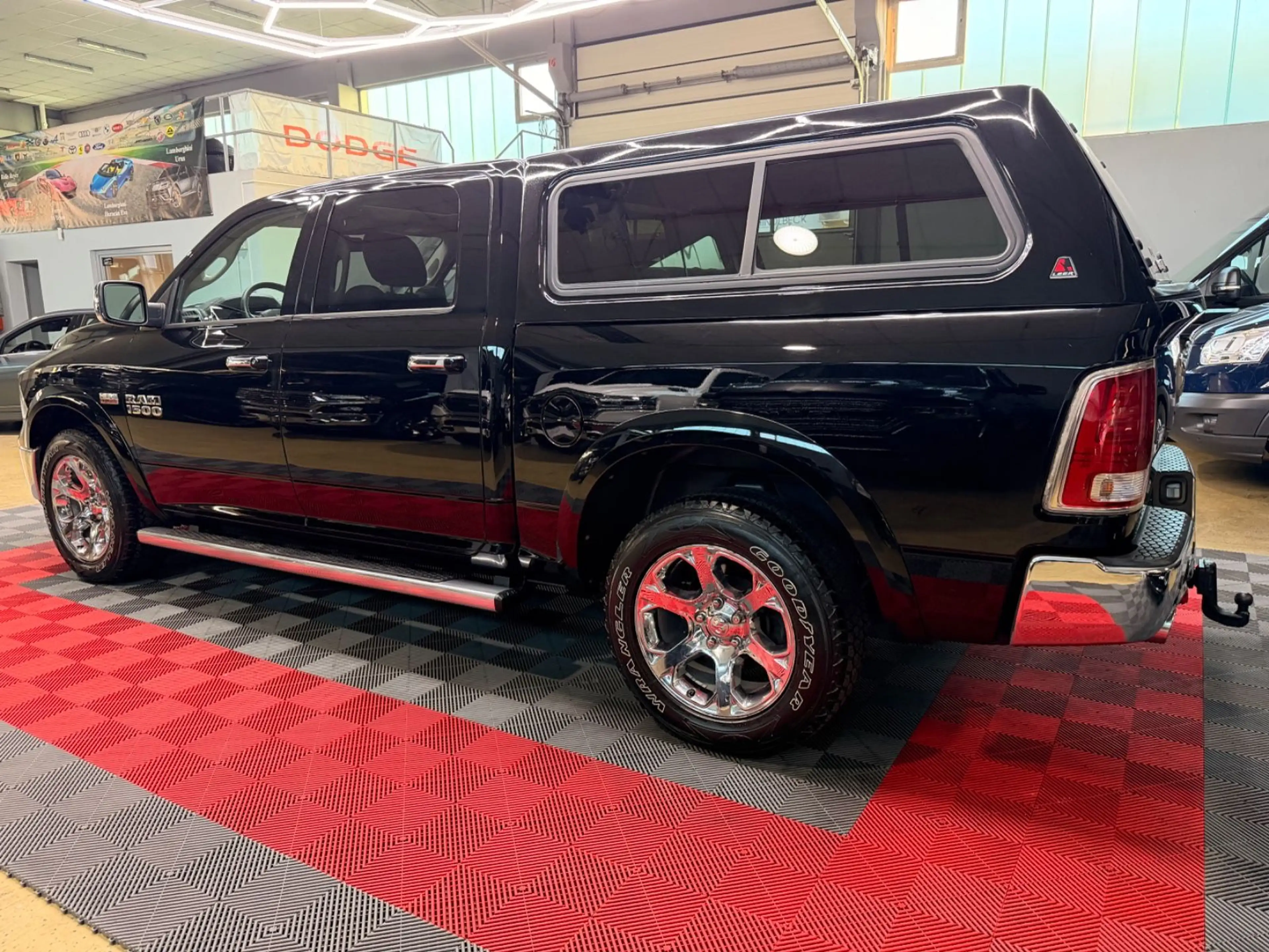 Dodge RAM 1500 5.7 HEMI Laramie 4X4 Hardtop Crew Cab — photo 8