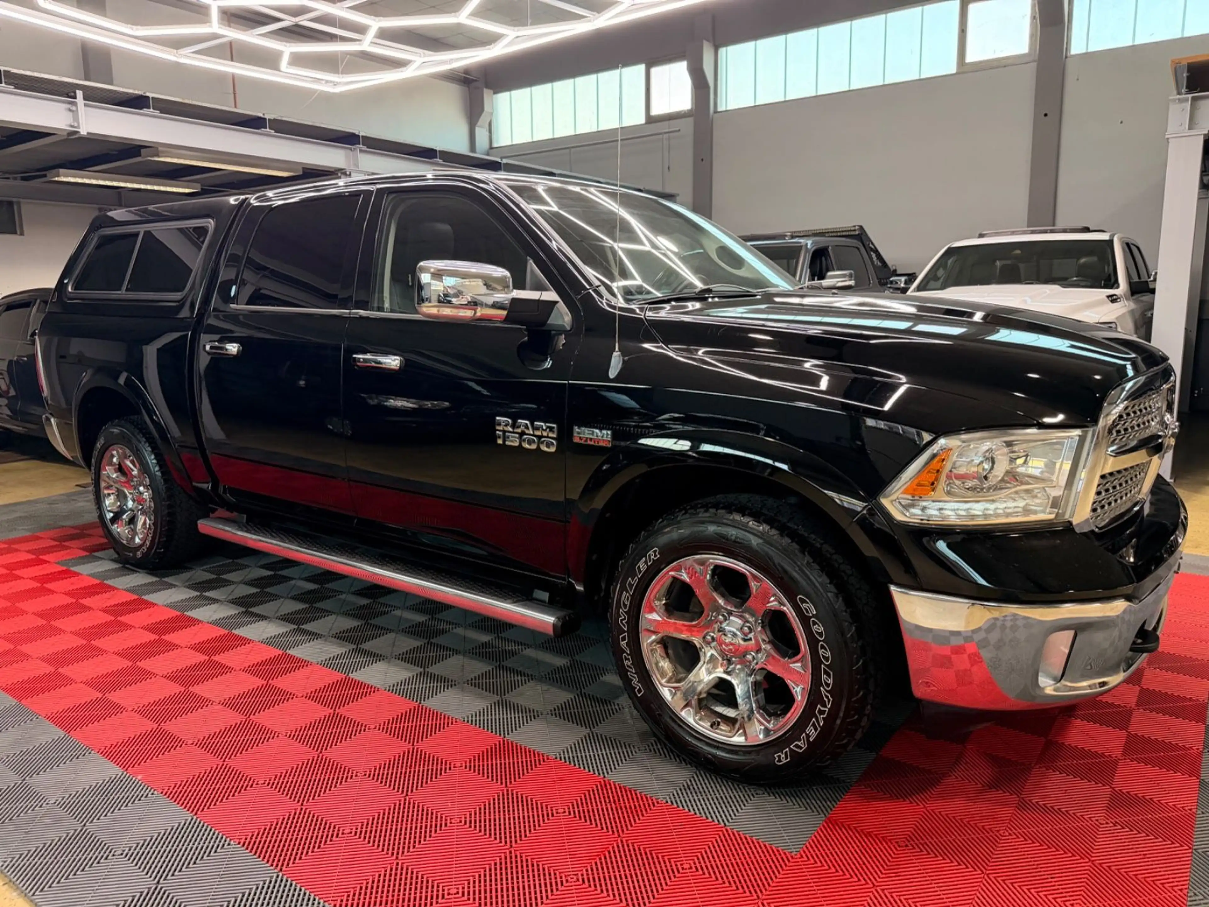 Dodge RAM 1500 5.7 HEMI Laramie 4X4 Hardtop Crew Cab — photo 12