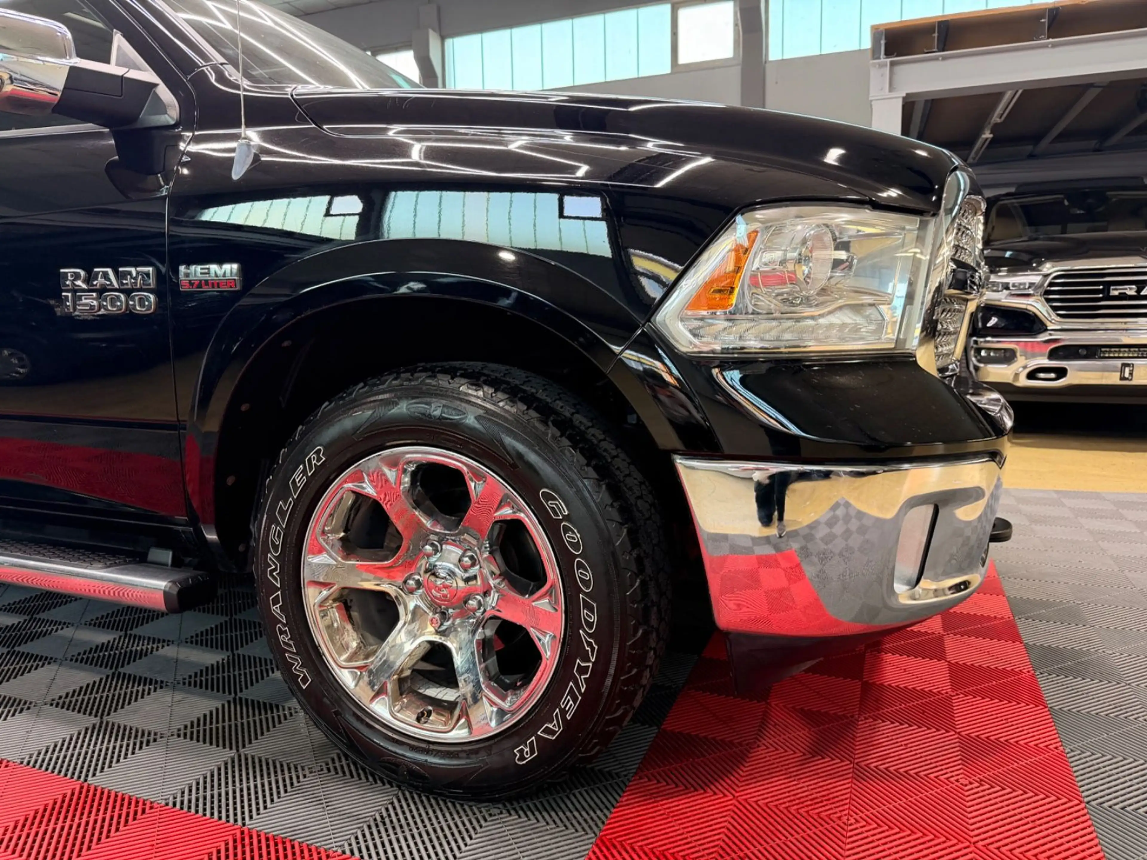 Dodge RAM 1500 5.7 HEMI Laramie 4X4 Hardtop Crew Cab — photo 15