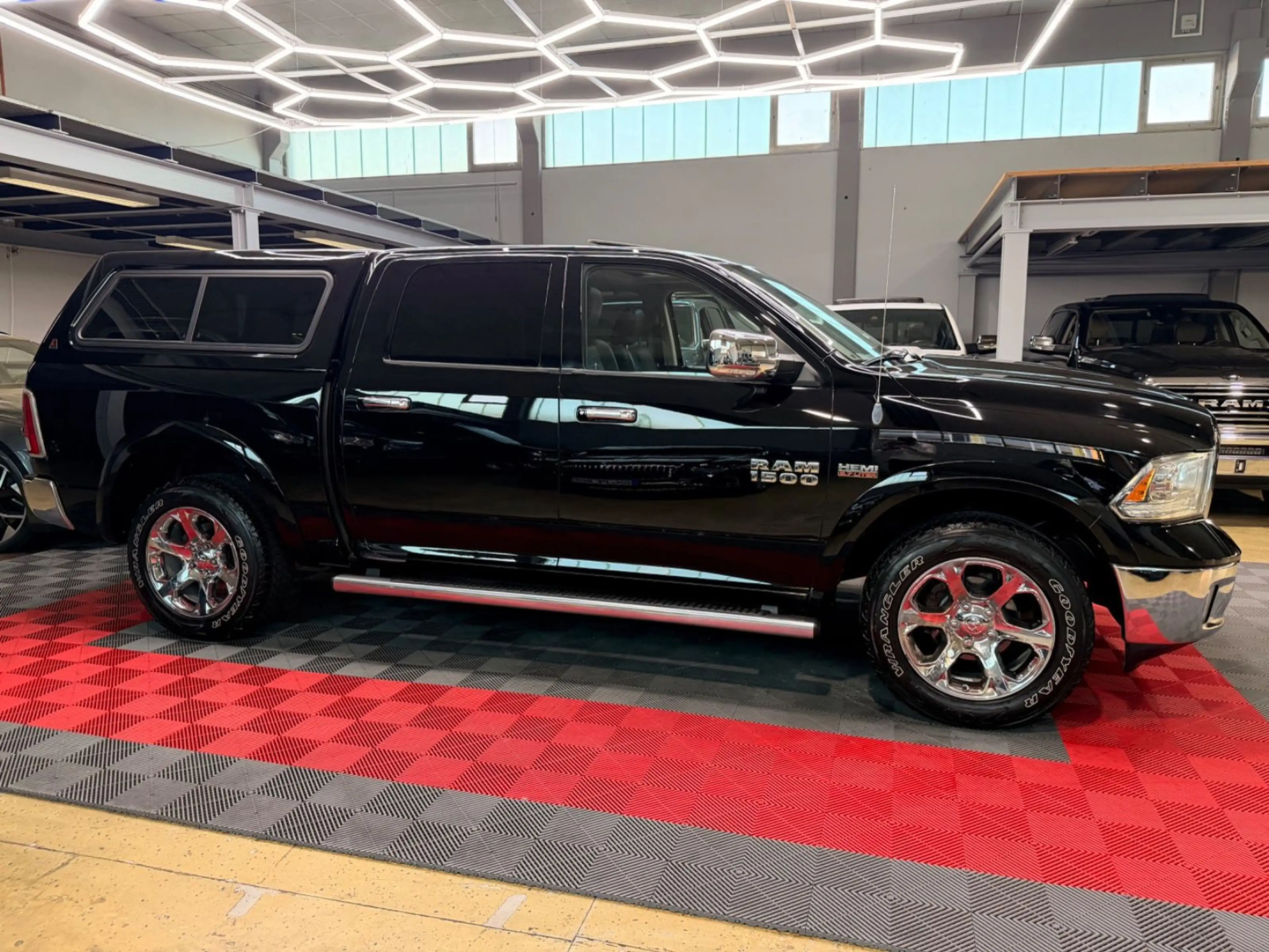 Dodge RAM 1500 5.7 HEMI Laramie 4X4 Hardtop Crew Cab — photo 13