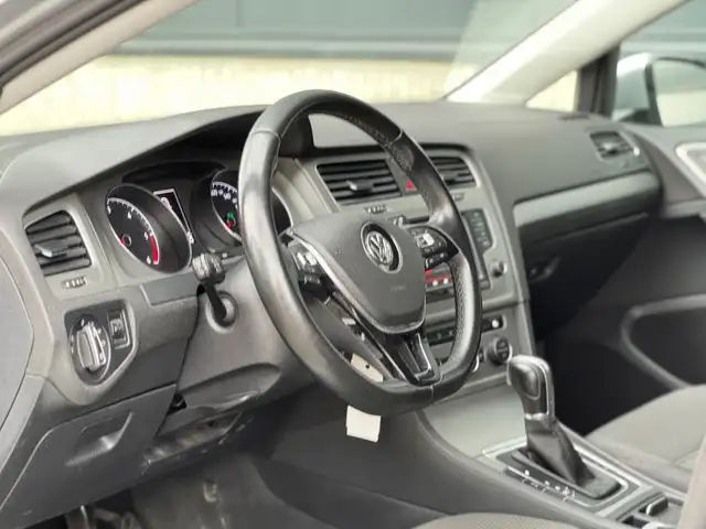 Volkswagen Golf view 9