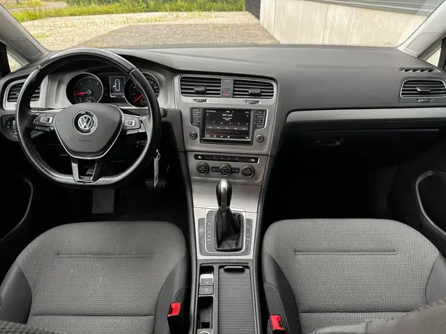 Volkswagen Golf view 3
