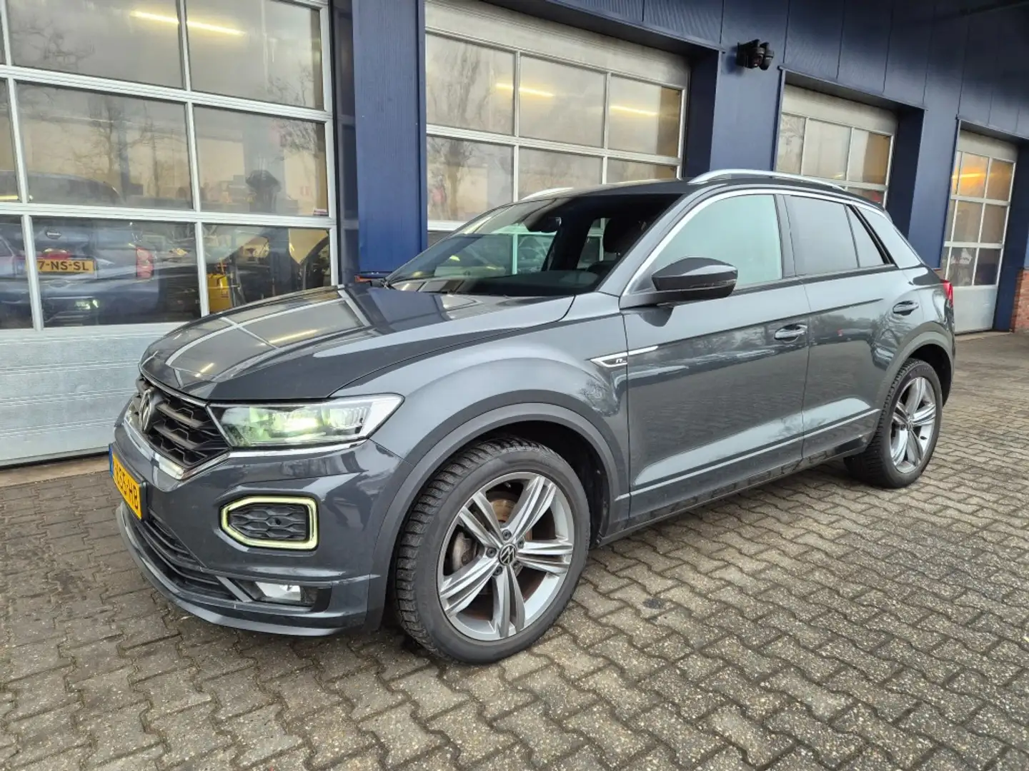 Volkswagen T-Roc 1.5 TSI Sport Business R, Trekhaak, elektrische a- Gris - 1