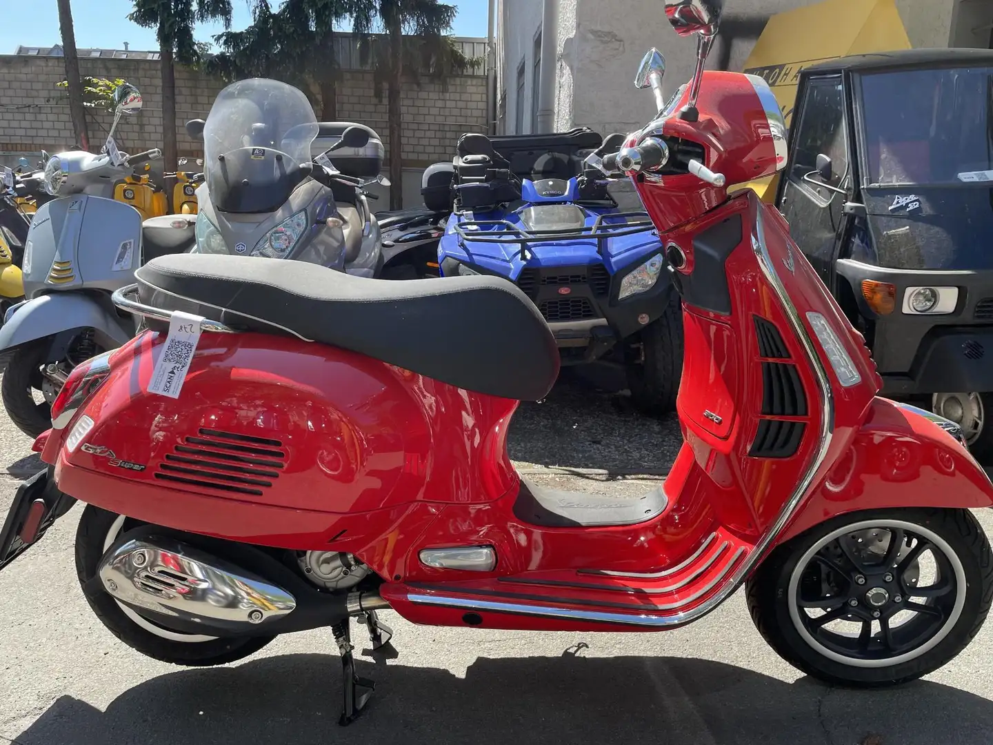 Vespa GTS Super 300 ABS ASR Keyless crvena - 1