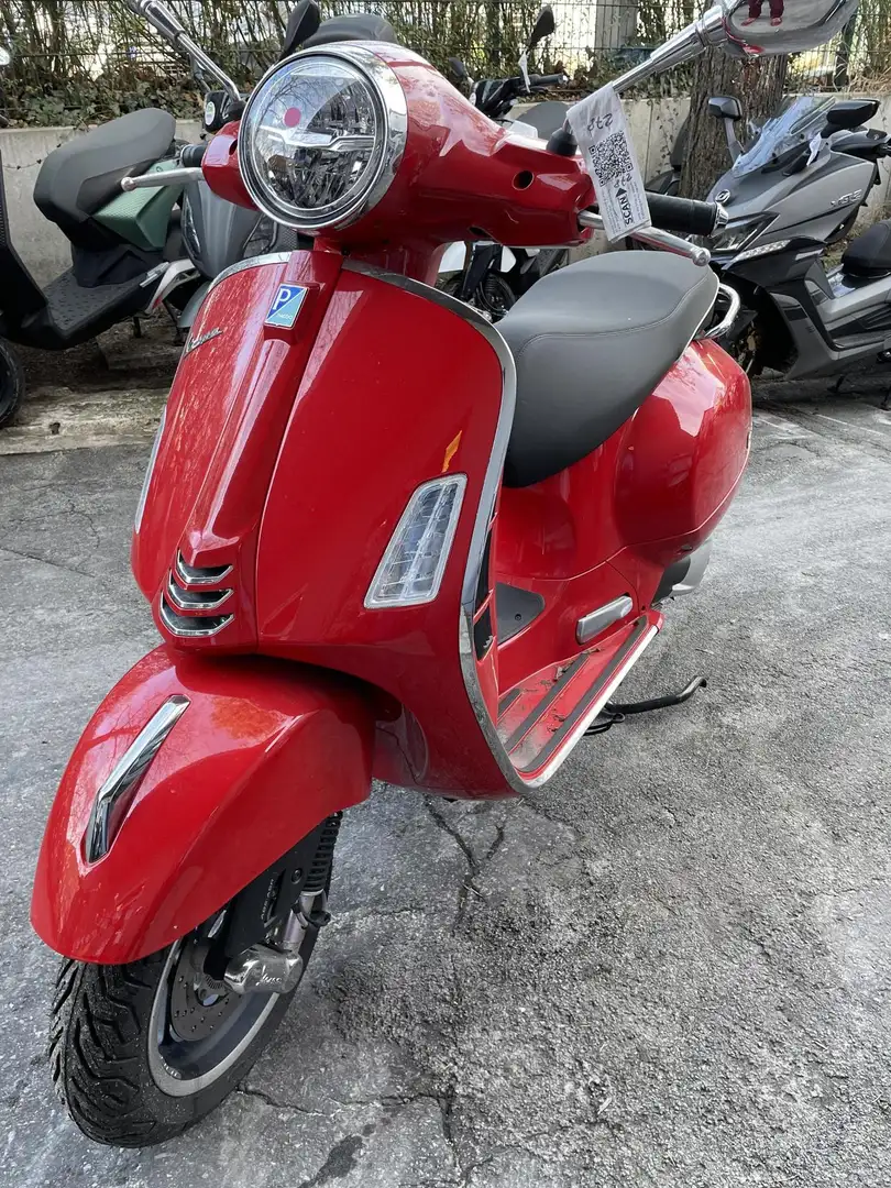 Vespa GTS Super 300 ccm Rojo - 2