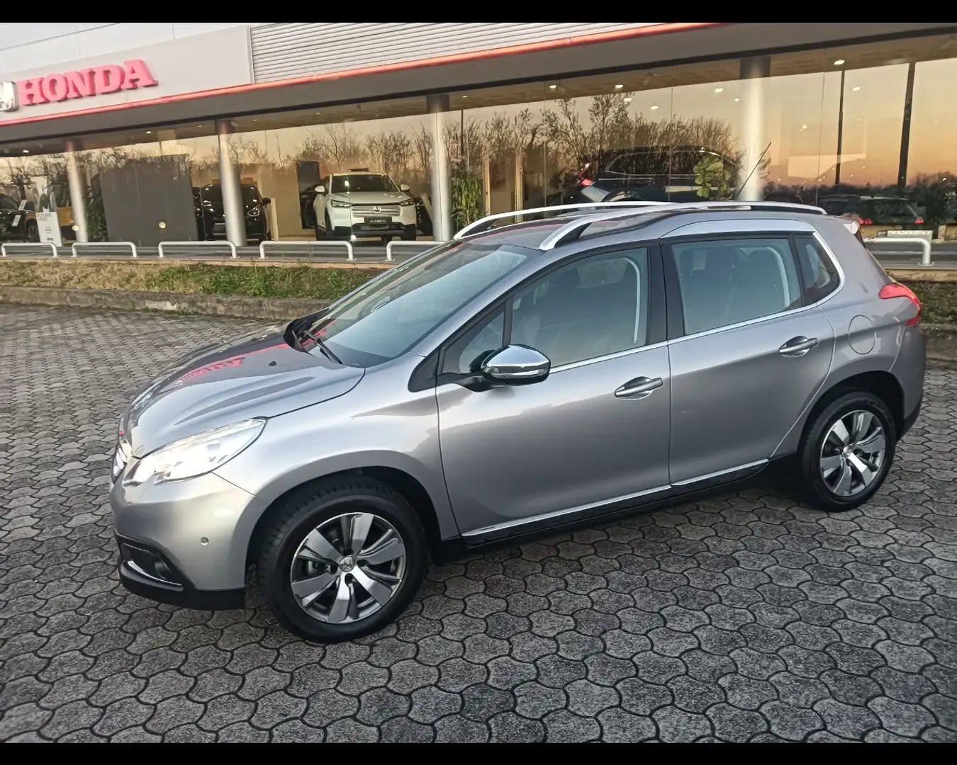 Peugeot 2008 1.2 PureTech Allure Argent - 2
