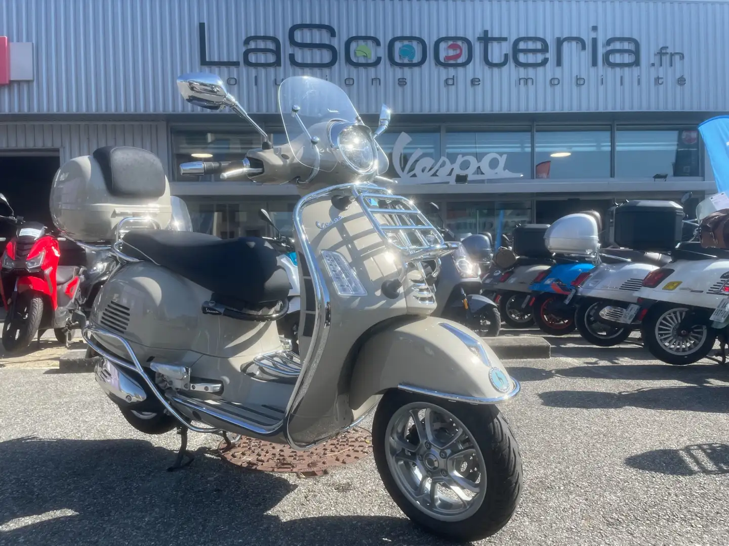 Vespa GTS 300 Beige - 1