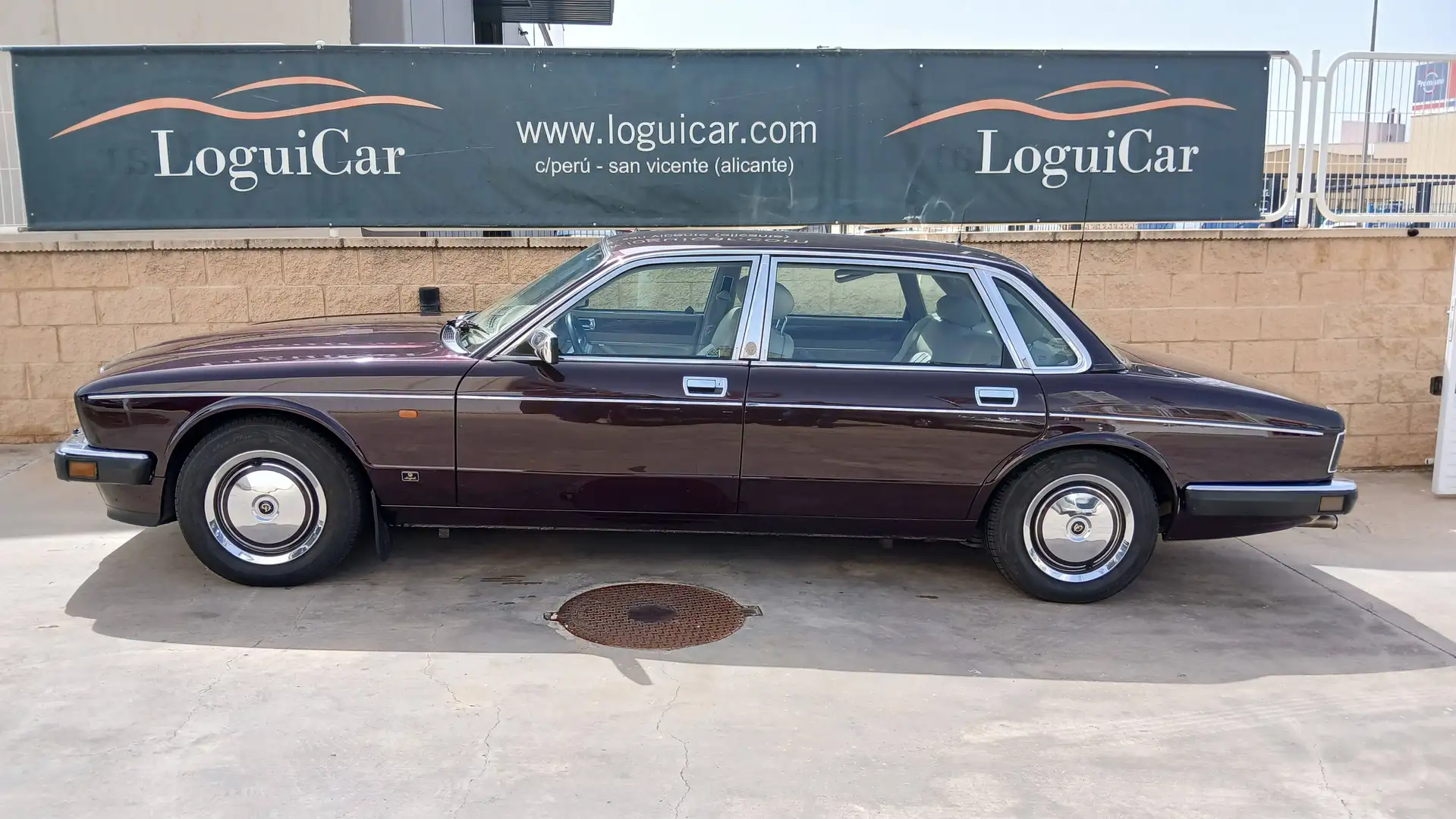 Jaguar XJ40 Daimler Double Six 6.0 litre Majestic Bronce - 1