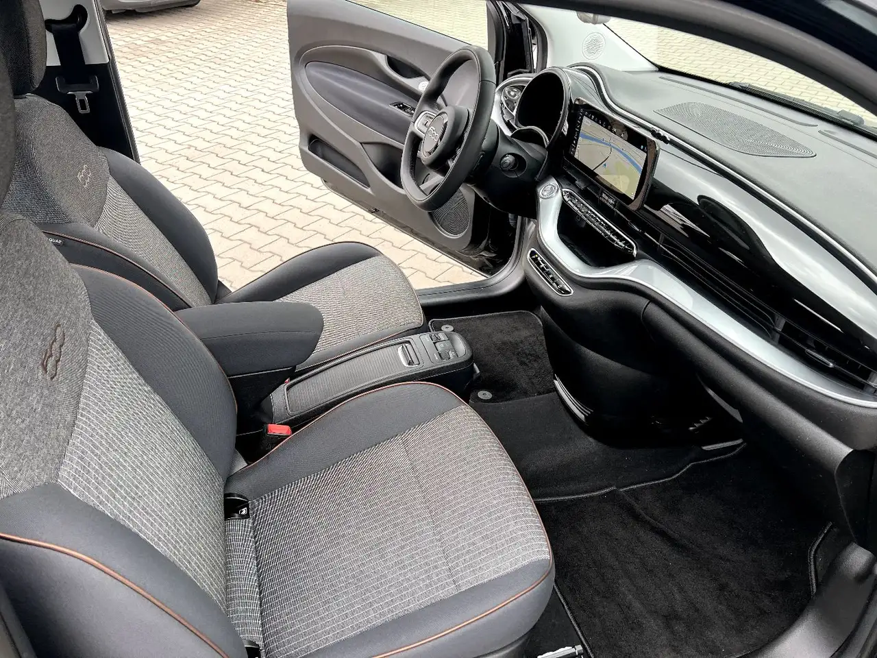 Fiat 500e Elektro Icon *LED Navi Sitzheizung Klima Alu 15