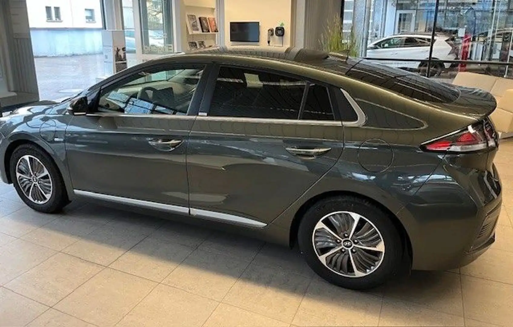 Hyundai IONIQ 1.6l GDi  PLUG-IN HYBRID Grijs - 2