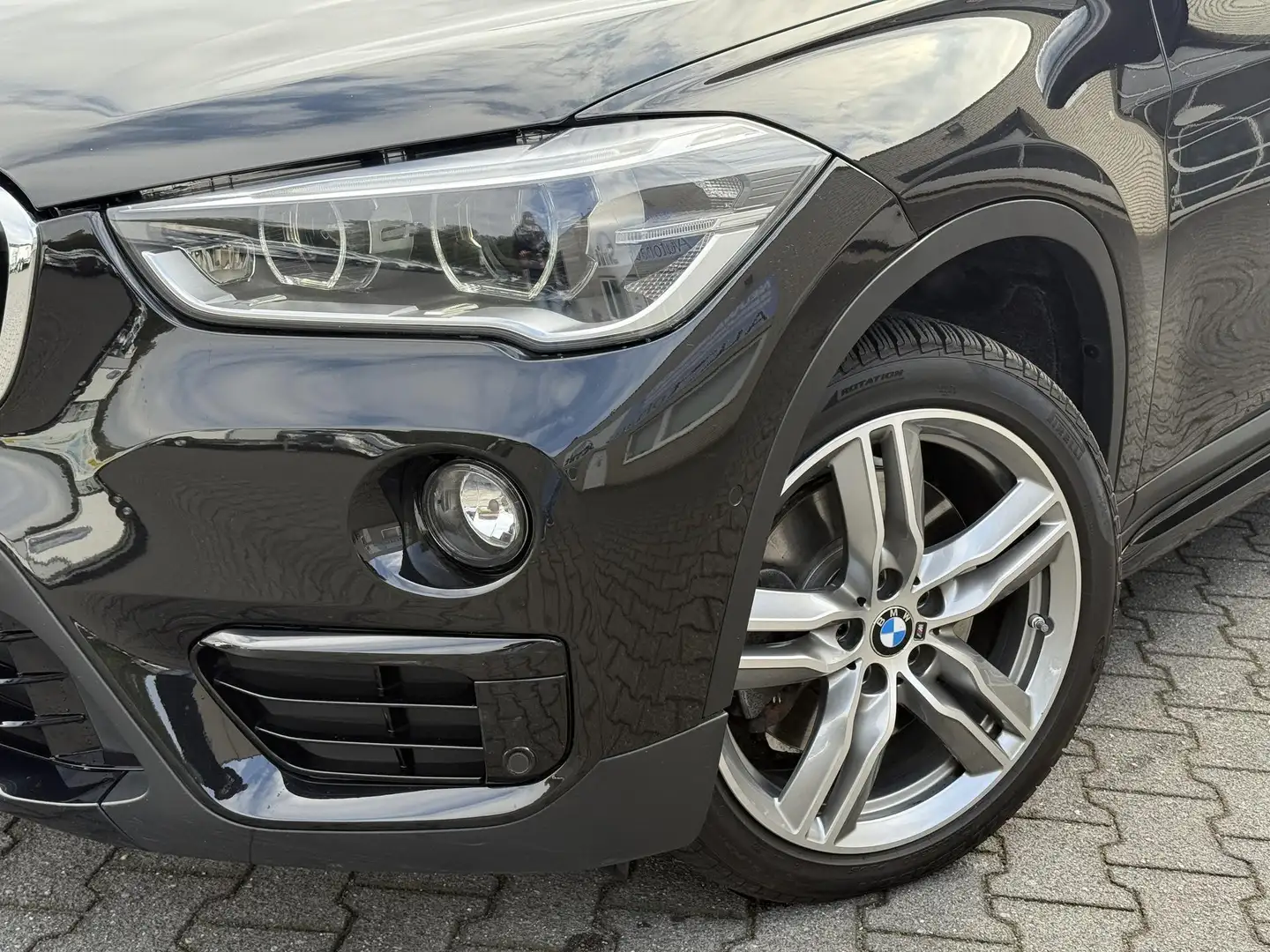 BMW X1 X1 20d xDrive Sport Line*LED*Kamera*DAB*Keyless Schwarz - 2