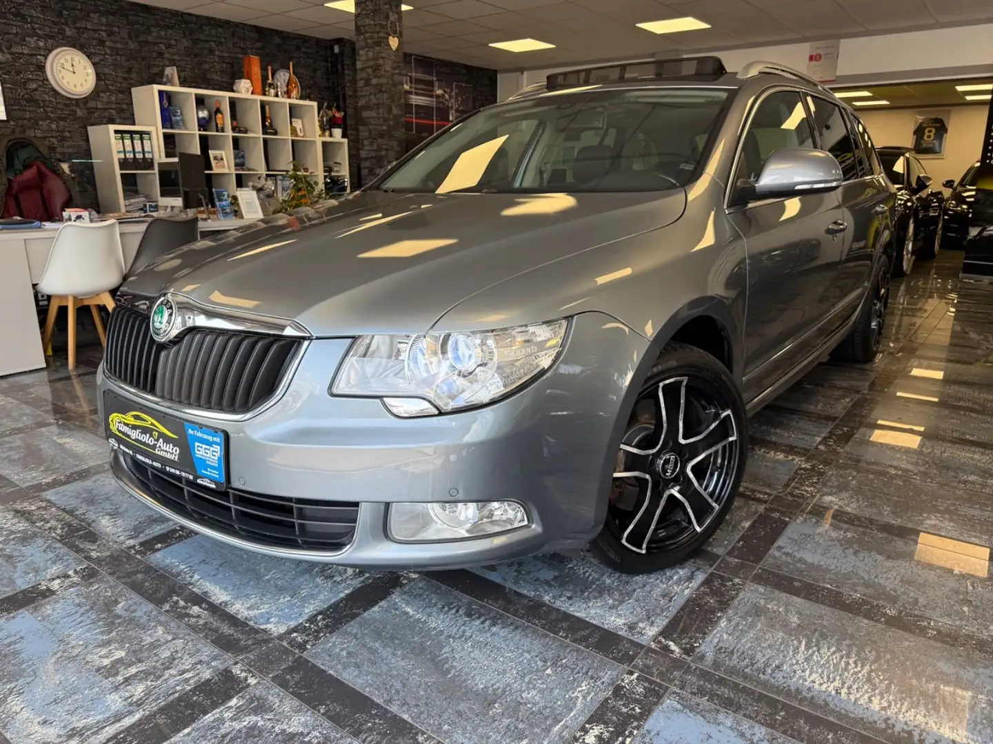 Skoda Superb Combi Elegance*Leder*Navi*Xenon*Aluräder* Gris - 1