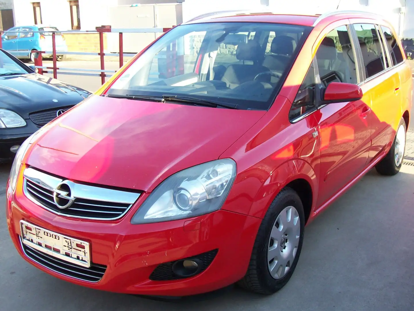 Opel Zafira Innovation Red - 2