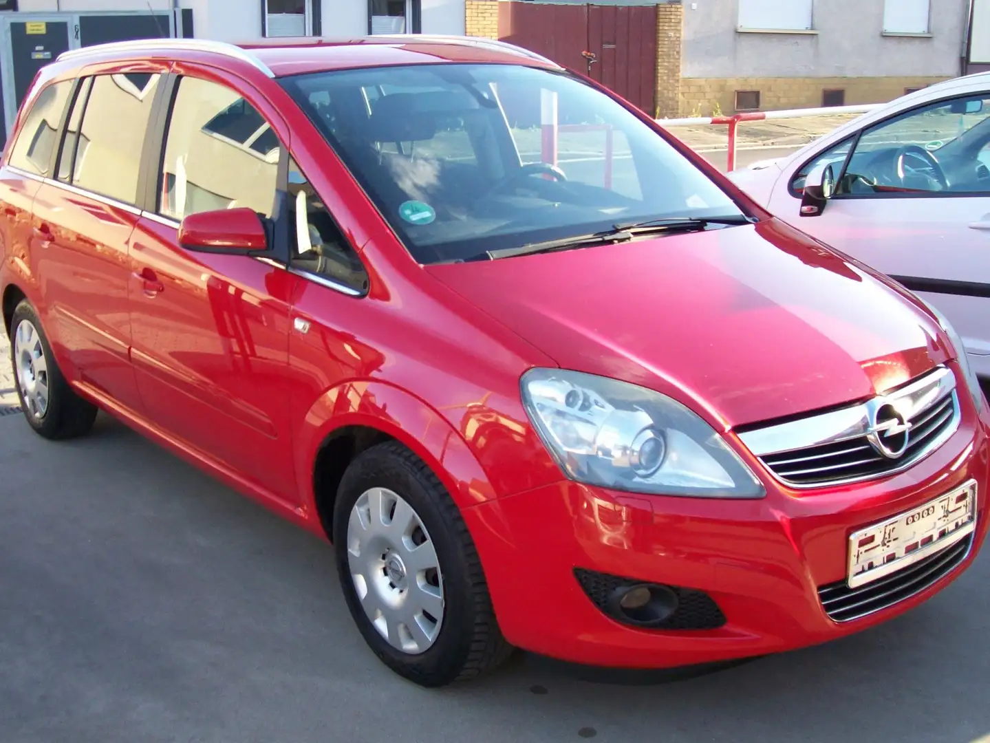 Opel Zafira Innovation Red - 1