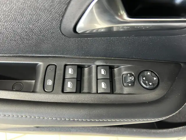 Peugeot 208 view 11