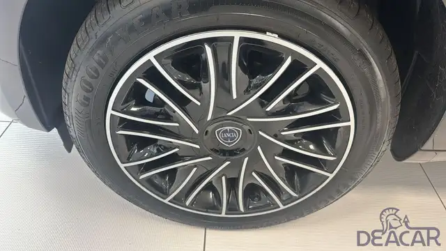 Lancia Ypsilon view 4