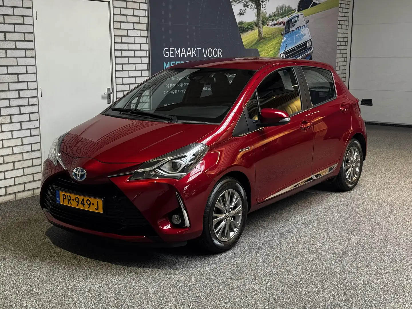 Toyota Yaris 1.5 Hybrid Executive automaat Rood - 2