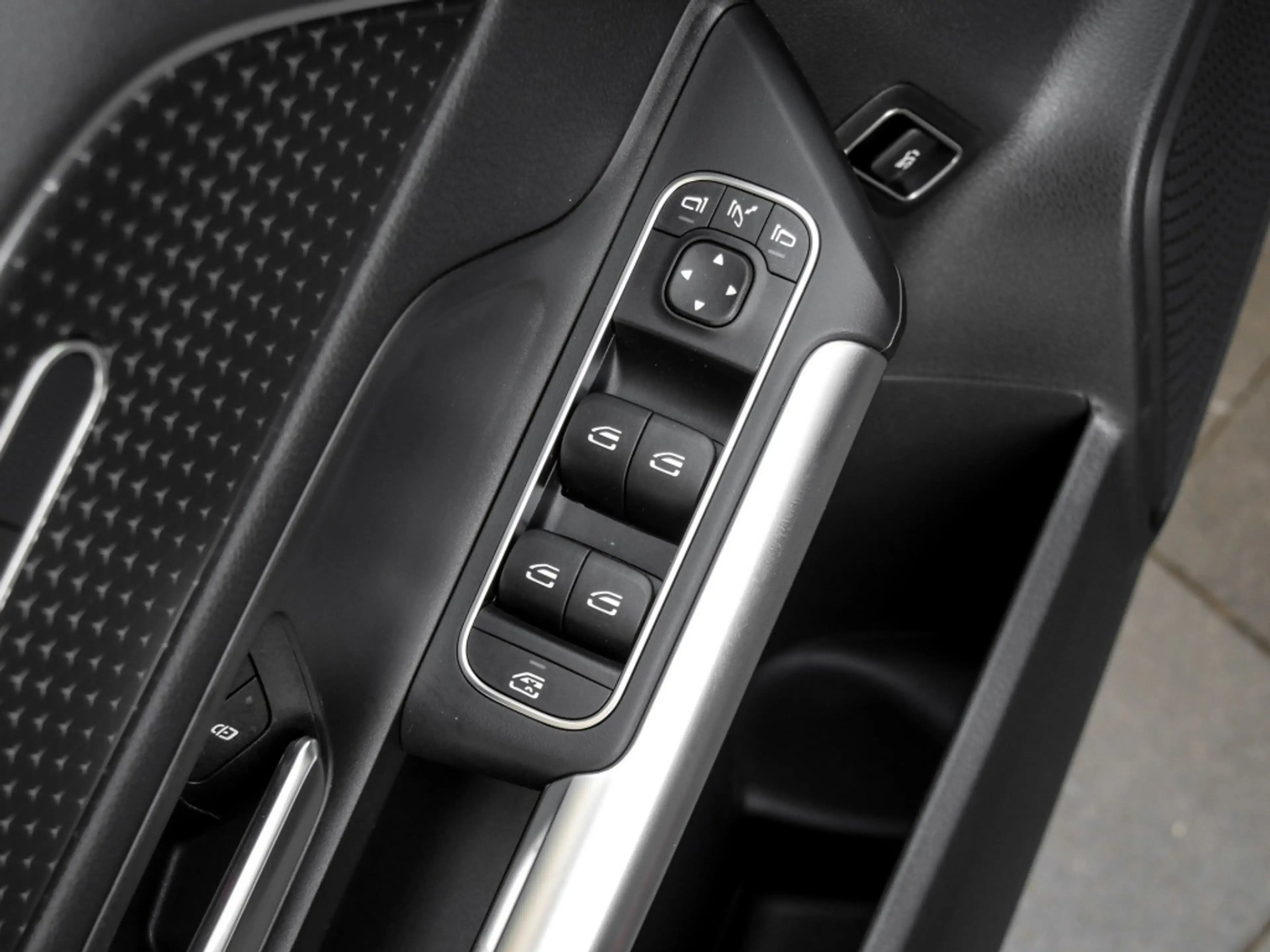 Mercedes-Benz EQA 300 4M Progressive/Pano/360/Ambi/Totw/LED/18 — photo 15