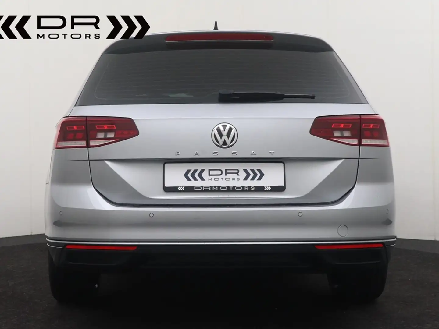 Volkswagen Passat Variant 1.6TDI SCR DSG FACELIFT BUSINESS - NAVI - MIRRORLI Zilver - 2