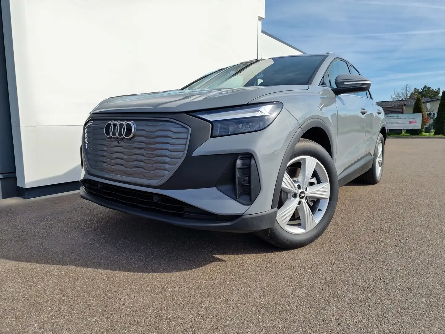 Audi 40 e-tron NAVI+LED+EINPARKHILFE VORN UND HINTEN+T Grau - 2