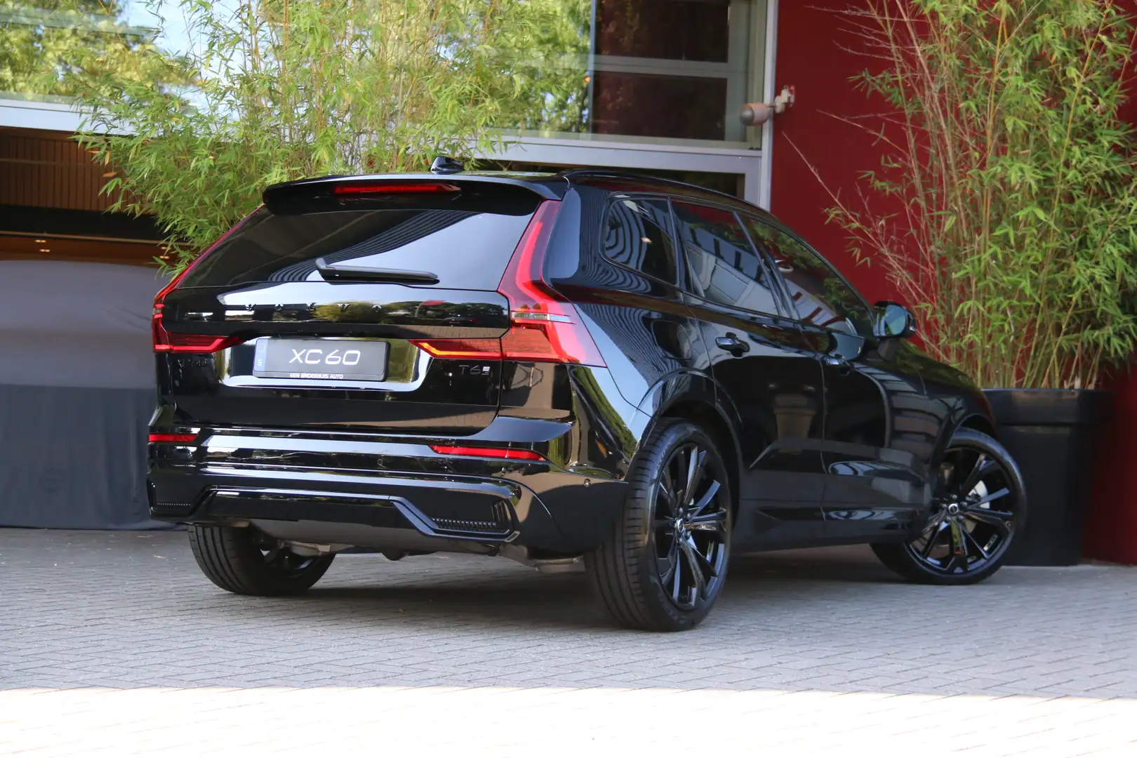 Volvo XC60 2.0 T6 Plug-in hybrid AWD Ultra Black Edition | Fu Zwart - 2