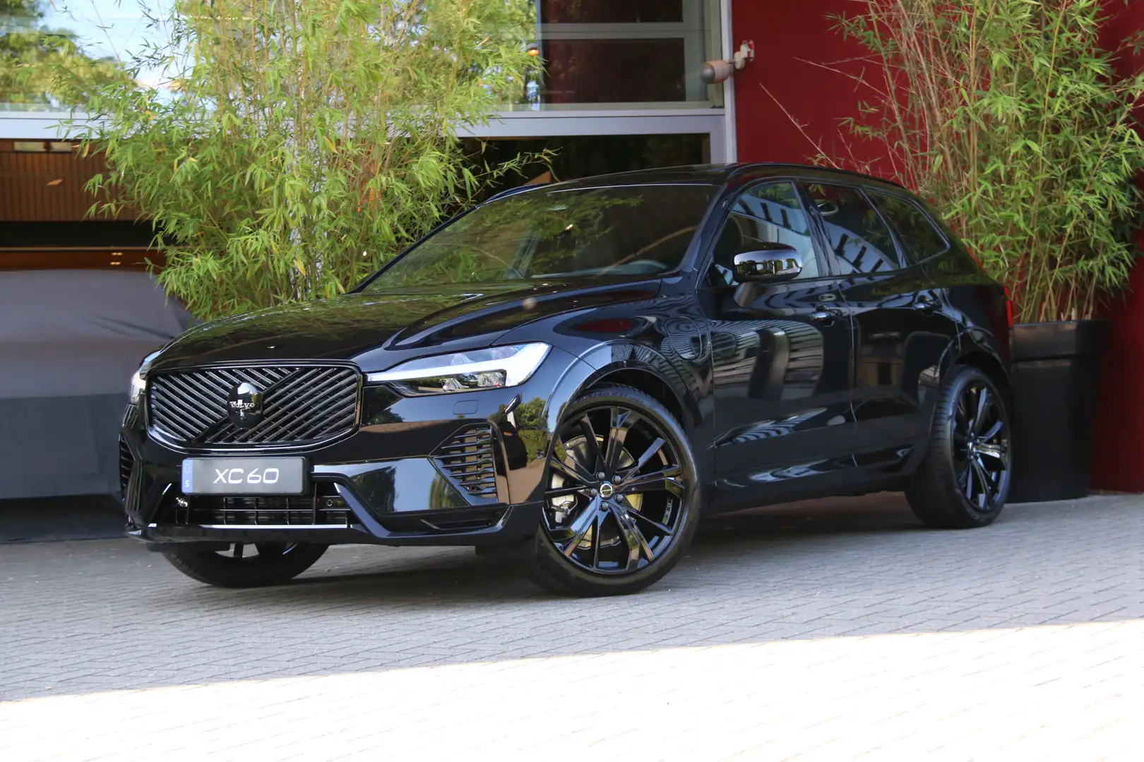 Volvo XC60 2.0 T6 Plug-in hybrid AWD Ultra Black Edition | Fu Zwart - 1