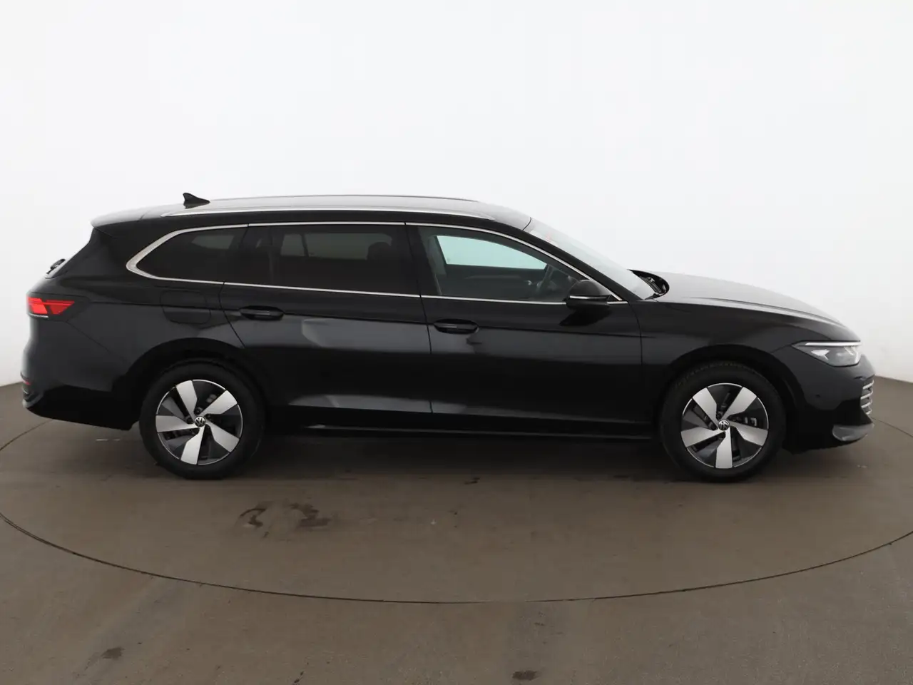 Volkswagen Passat Variant 1.5 TSI e Business Aut LED AHK NAV 4