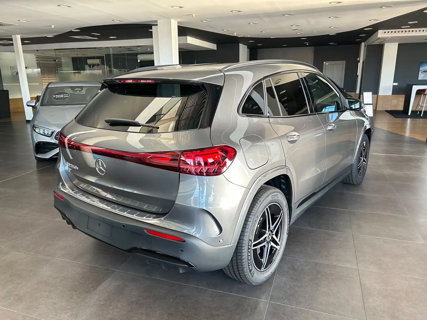 Mercedes-Benz EQA 250+ AMG Night EDITION Grijs - 2