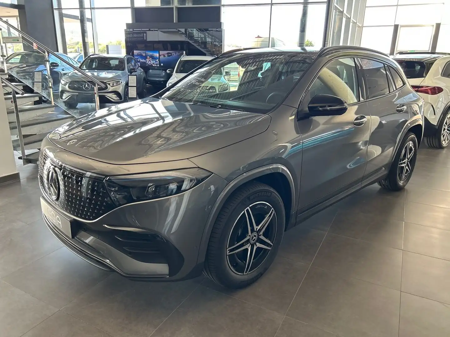 Mercedes-Benz EQA 250+ AMG Night EDITION Grijs - 1