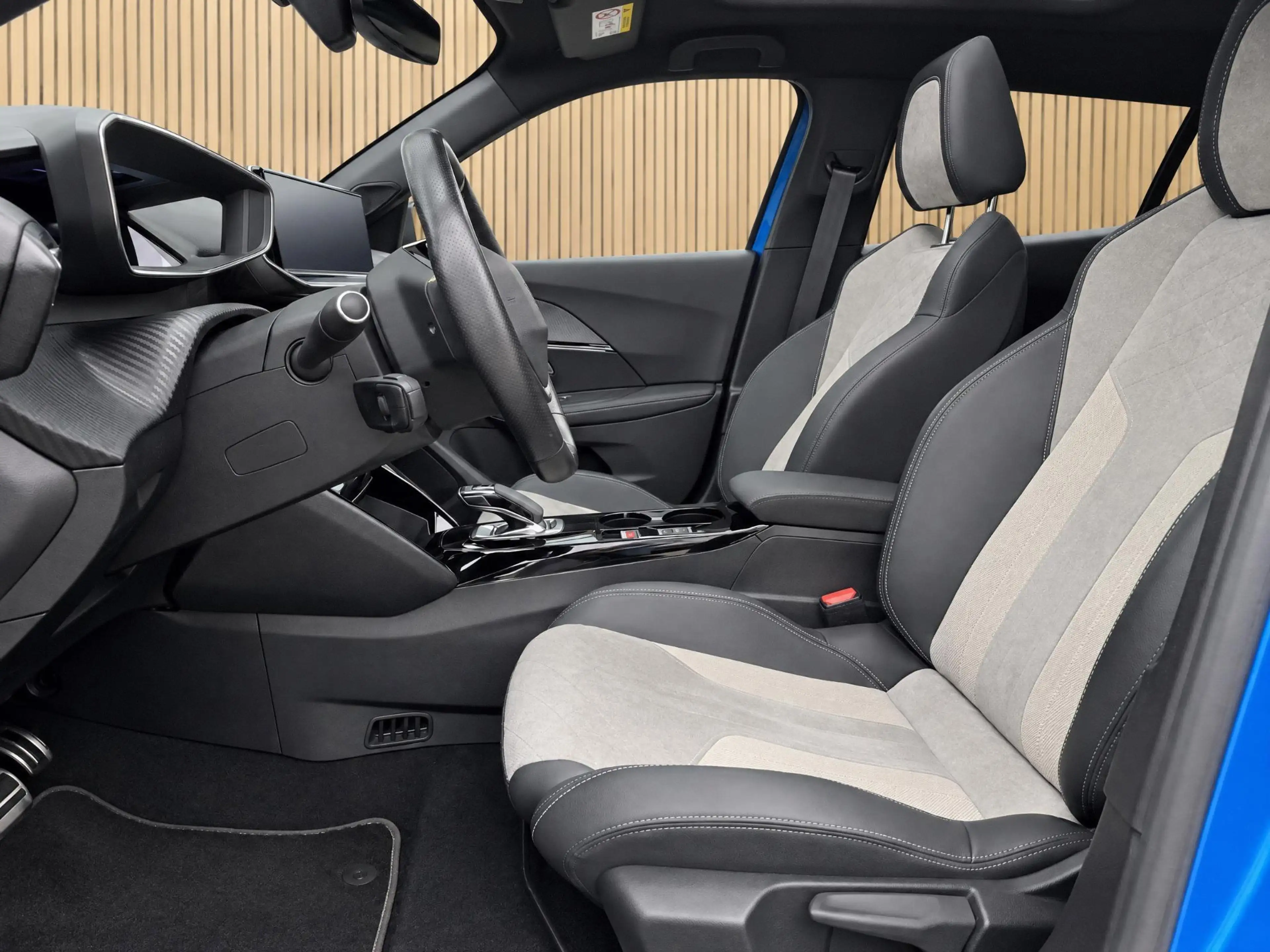 Peugeot e-2008 EV GT Pack 50 kWh | Navi / Camera / Climate — photo 14