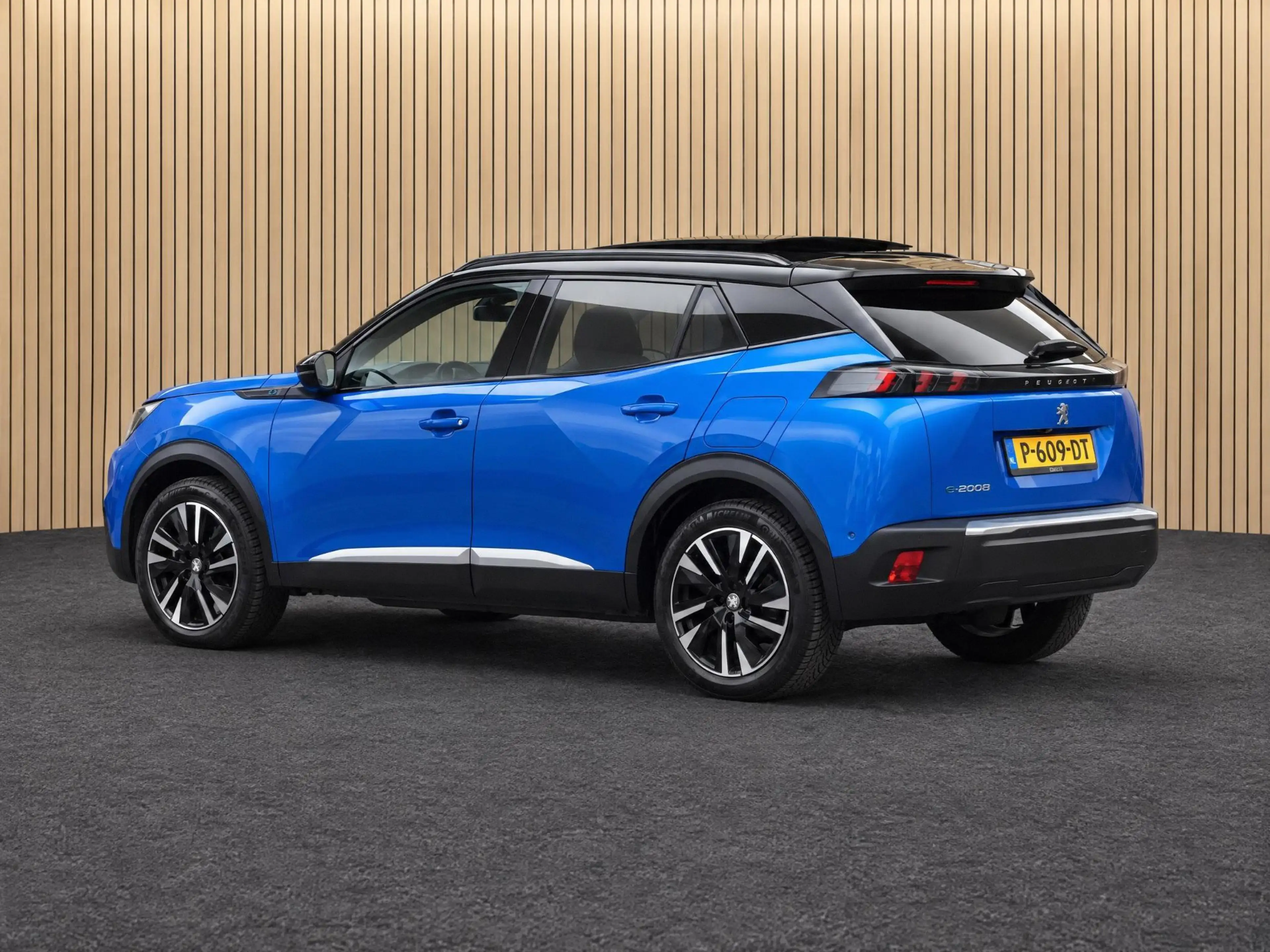 Peugeot e-2008 EV GT Pack 50 kWh | Navi / Camera / Climate — photo 2