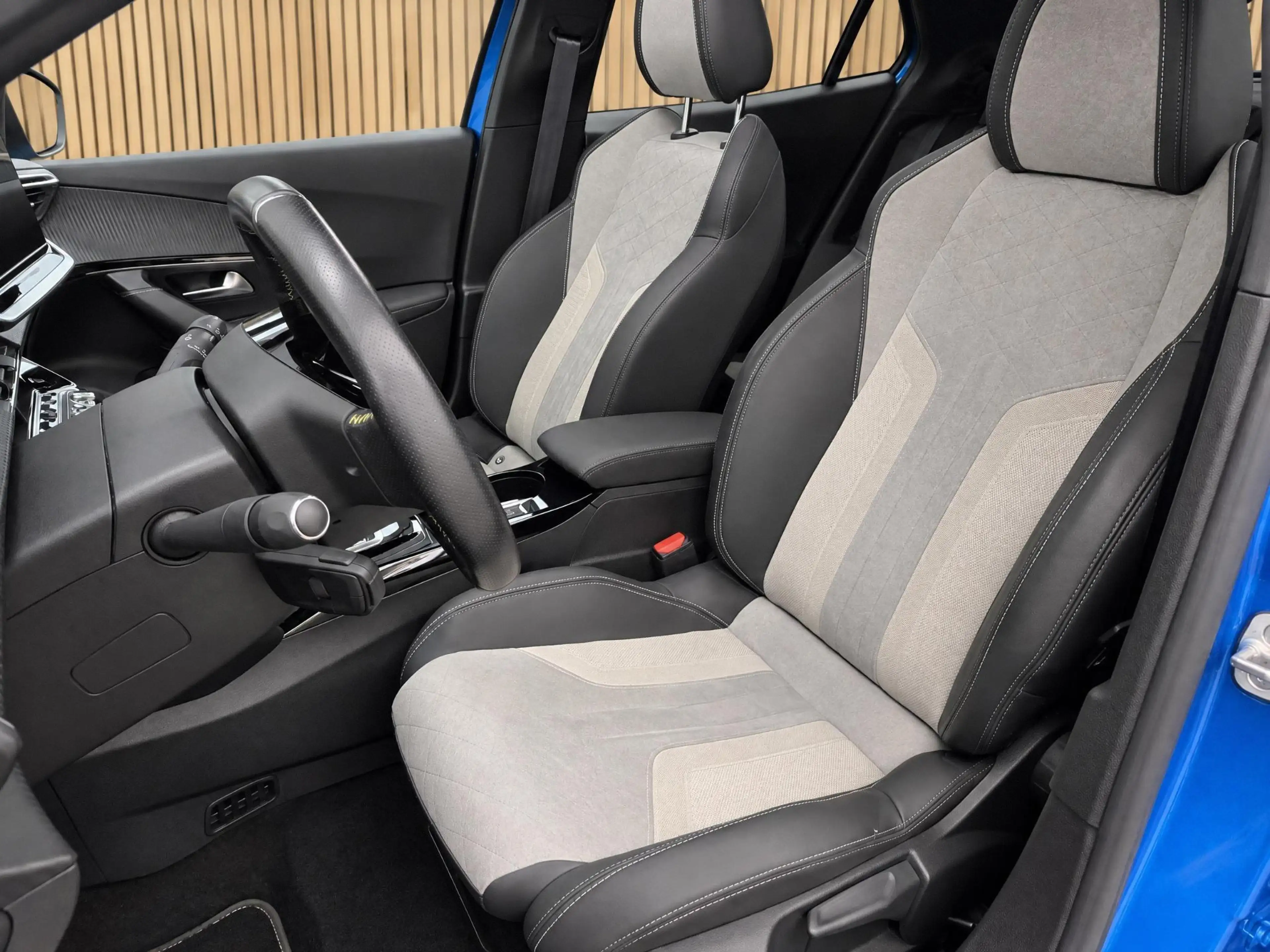Peugeot e-2008 EV GT Pack 50 kWh | Navi / Camera / Climate — photo 15