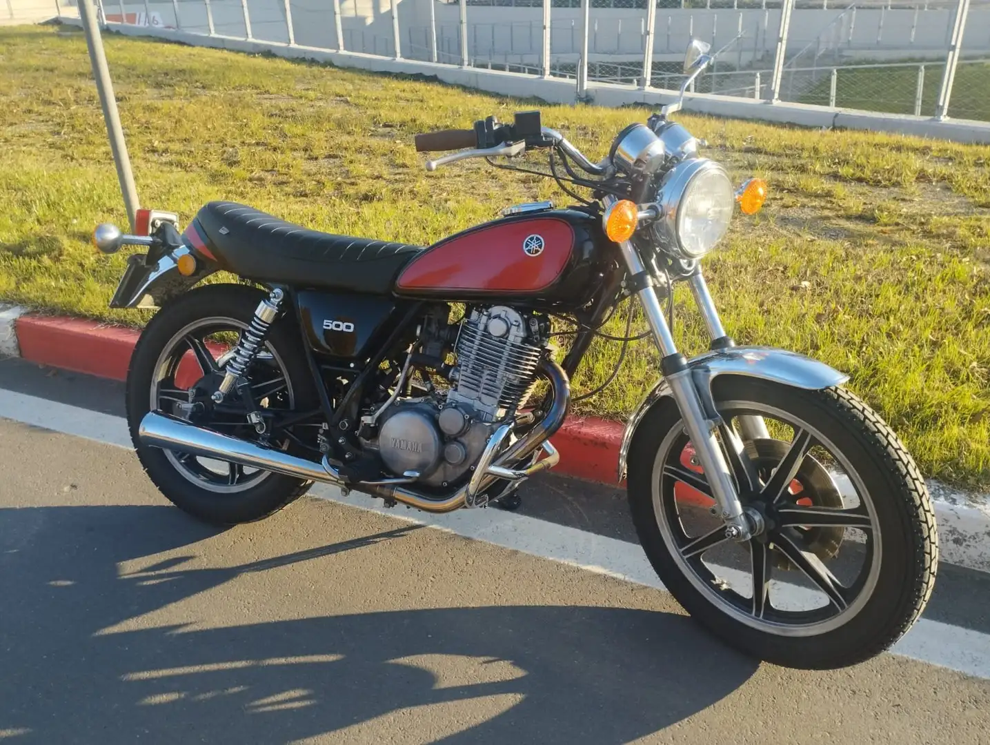 Yamaha SR 500 Roşu - 1