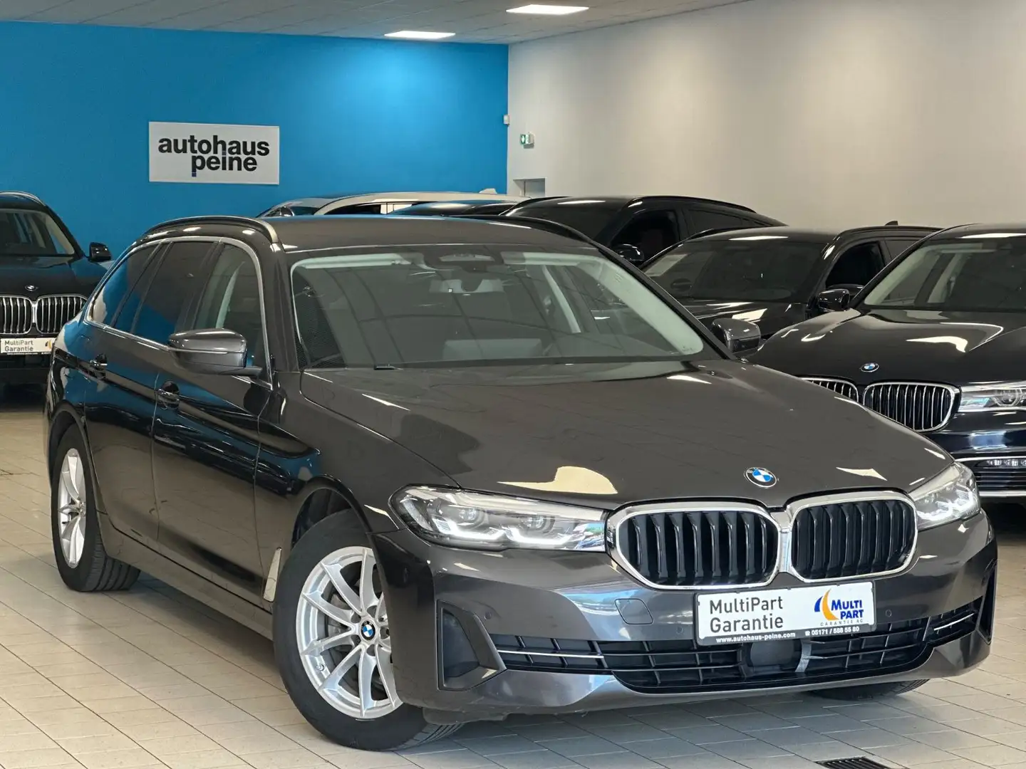 BMW 520 dxD/LCPProf/Navi/LED/AHK/P&DrivAsProf/LED Grau - 1