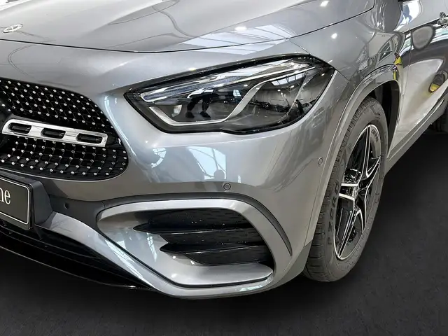 Mercedes-Benz 220 view 3