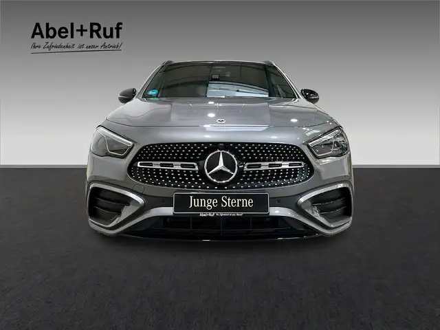 Mercedes-Benz 220 view 2
