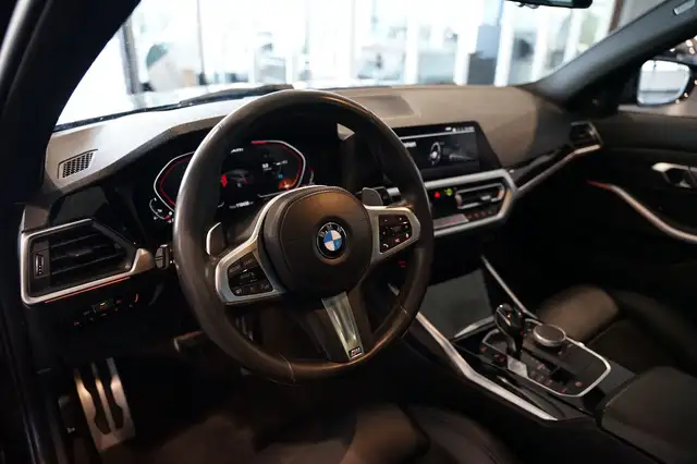 BMW 3 Series view 15